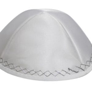 כיפה סטאן לבן - פס כסף מעוינים | יודאיקה הכל בקודש